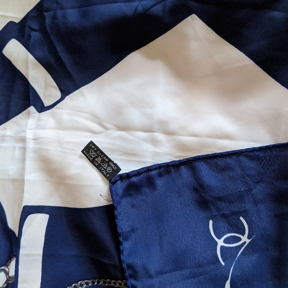 Chanel scarf It's NOT - Picture 5 of 6